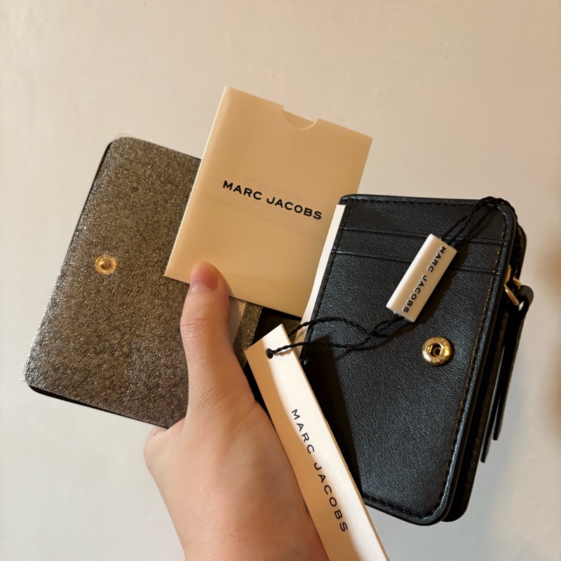 現貨 誠可議 全新正品 Marc Jacobs MJ 短夾 荔枝紋錢包 鈕扣皮夾 黑色 送禮 禮物 情人節 母親節-4