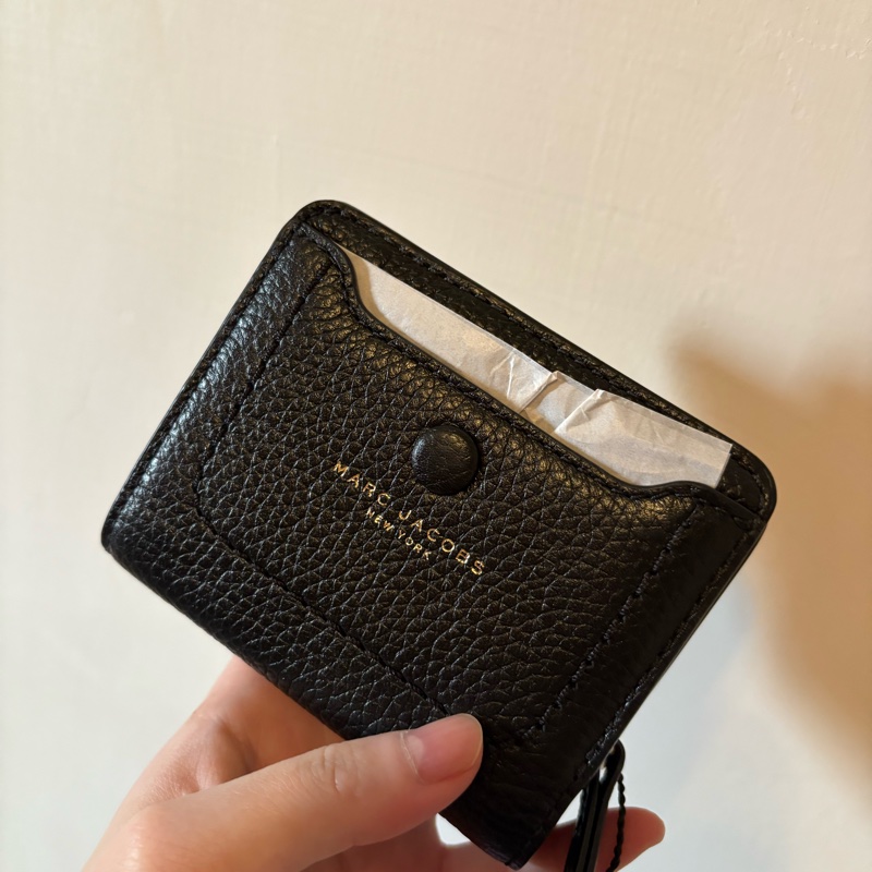現貨 誠可議 全新正品 Marc Jacobs MJ 短夾 荔枝紋錢包 鈕扣皮夾 黑色 送禮 禮物 情人節 母親節-5