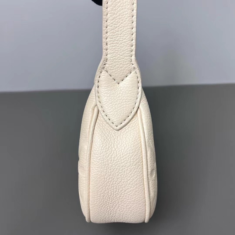 LV芯片款 全皮壓花moon mini 迷你腋下包 奶昔白 簡潔柔和的奶白色21*12*5 98新配件塵袋-4