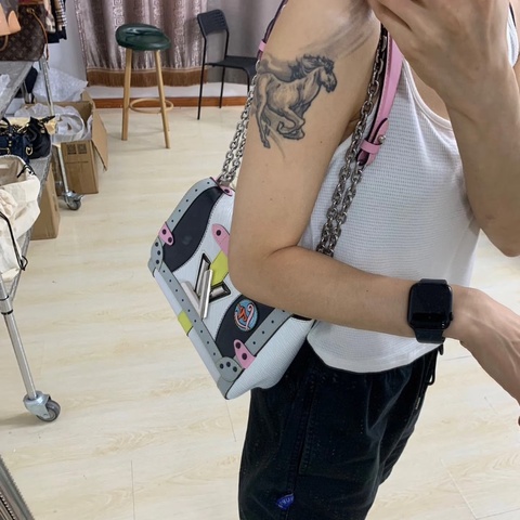 LV 限量款水波紋拼色徽章 銀扣手提肩背扭扭包 23*17*9.5 98新配件塵袋