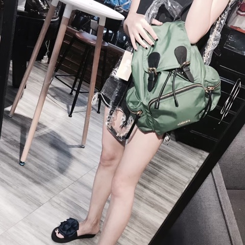 BURBERRY綠色尼龍  抽繩後背包21*35*17 98新配件塵袋