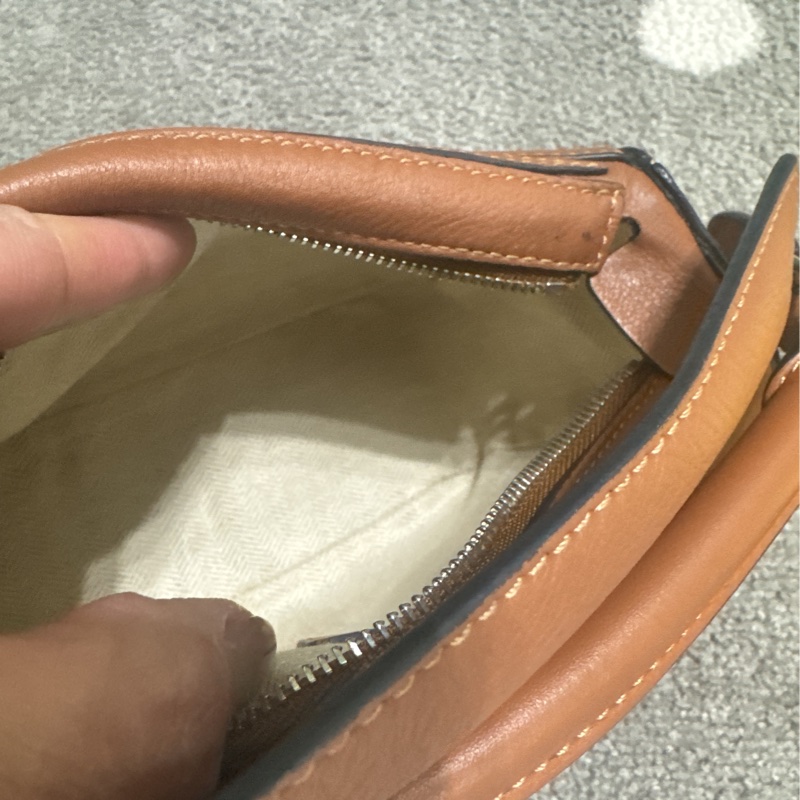 Loewepuzzlemini羅威包包焦糖色手拿包斜背包 手提包-5