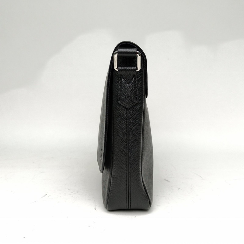 LOUIS VUITTON 黑色牛皮銀扣2019男士斜挎郵差包-1