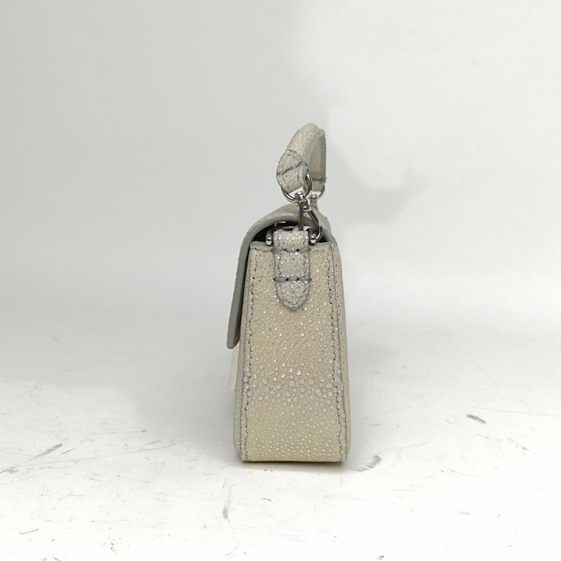 FENDI Baguette法棍包Mini幻彩色珍珠魚皮銀色-1