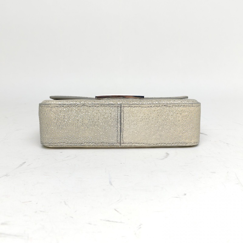 FENDI Baguette法棍包Mini幻彩色珍珠魚皮銀色-3
