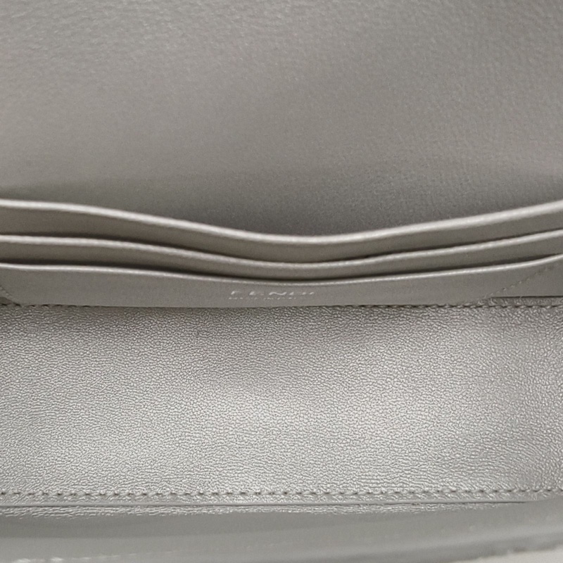 FENDI Baguette法棍包Mini幻彩色珍珠魚皮銀色-5