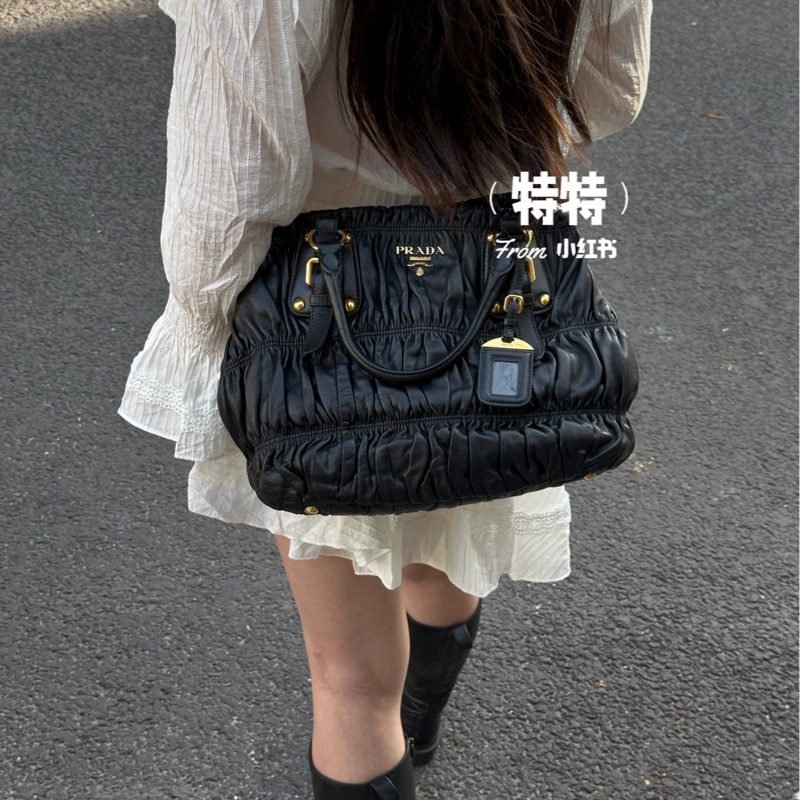 Prada 降落傘布面手提包-1