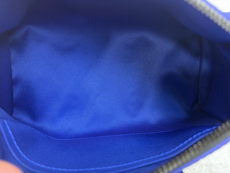 Louis Vuitton • Keepall Bandoulière 25 電光藍全皮壓紋-23