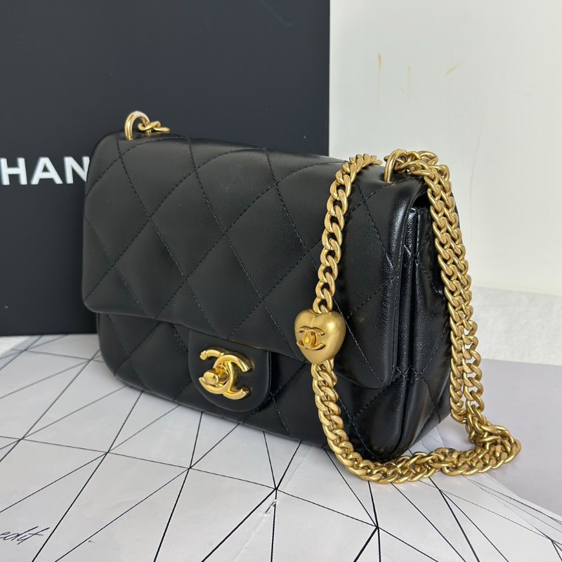 CHANEL 愛心調節釦口蓋包 20 - 羊皮黑金-3