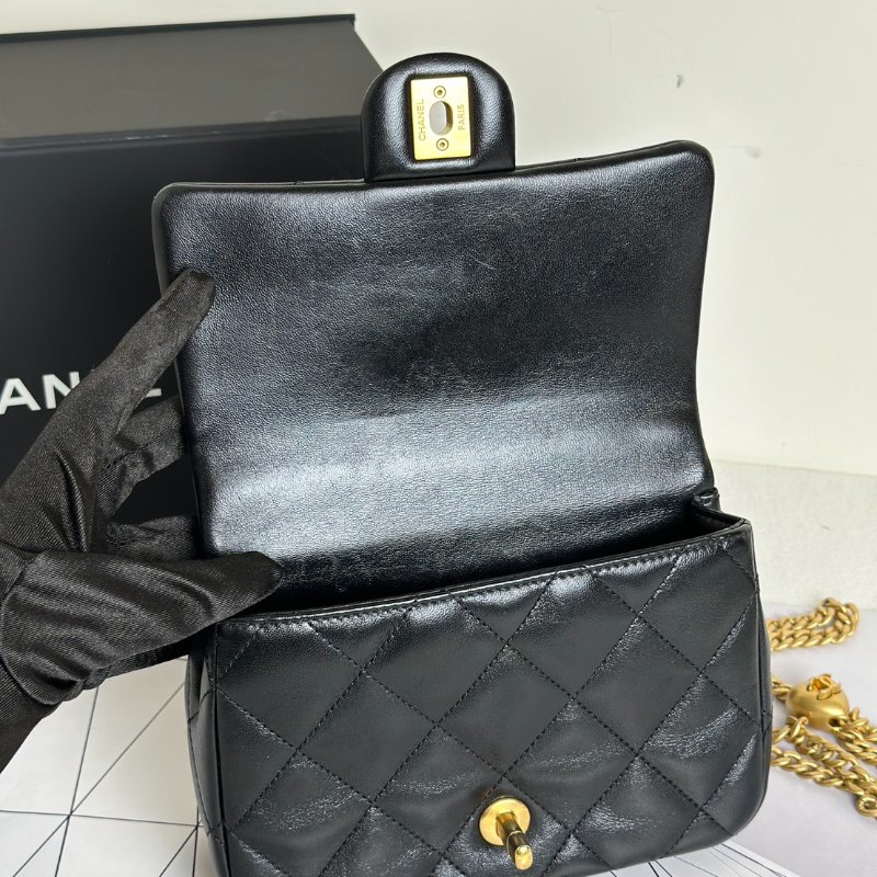 CHANEL 愛心調節釦口蓋包 20 - 羊皮黑金-8