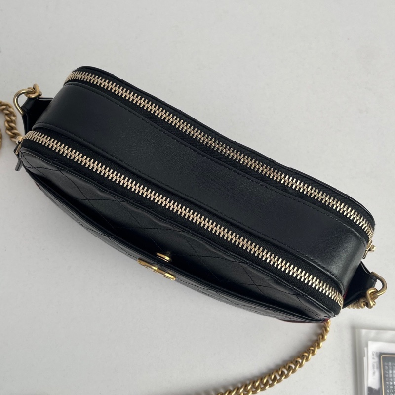 【近新閒置品】Chanel香奈兒26開黑金嬉皮徽章雙層斜挎鏈條相機包-3