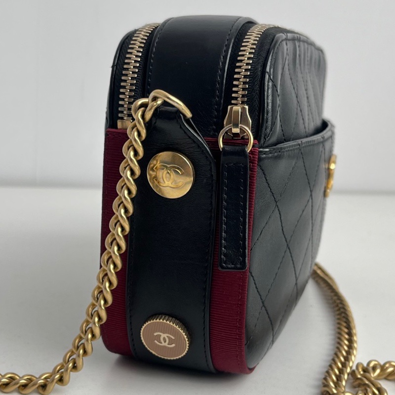 【近新閒置品】Chanel香奈兒26開黑金嬉皮徽章雙層斜挎鏈條相機包-4