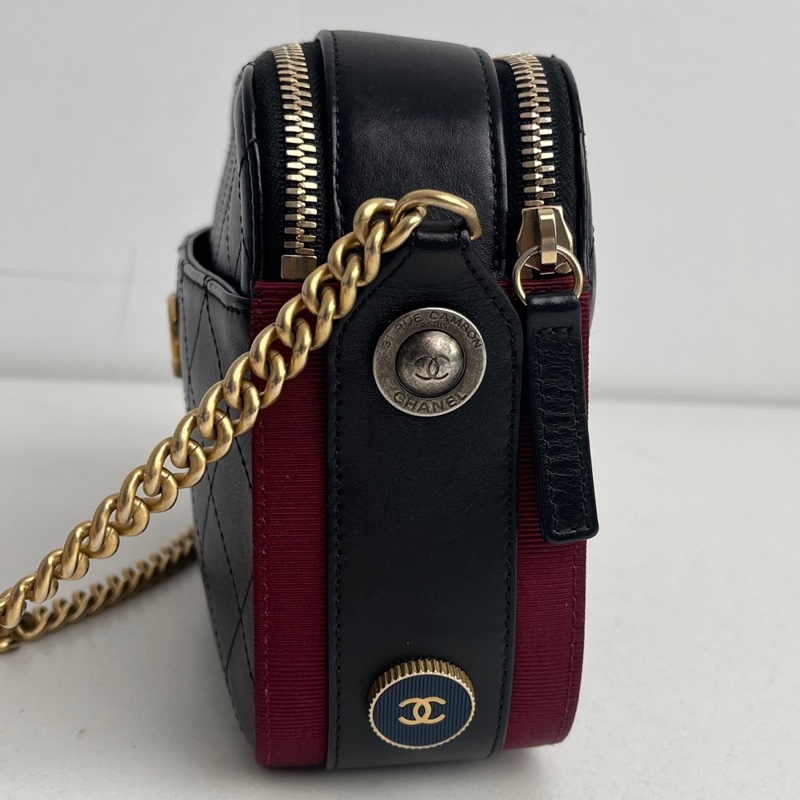 【近新閒置品】Chanel香奈兒26開黑金嬉皮徽章雙層斜挎鏈條相機包-5