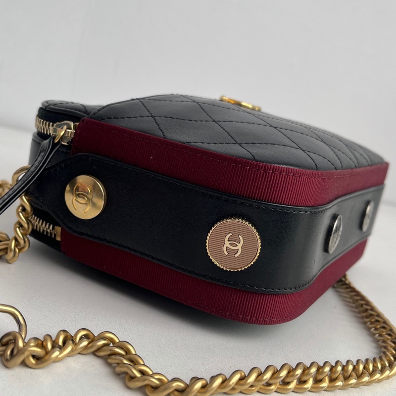【近新閒置品】Chanel香奈兒26開黑金嬉皮徽章雙層斜挎鏈條相機包-6