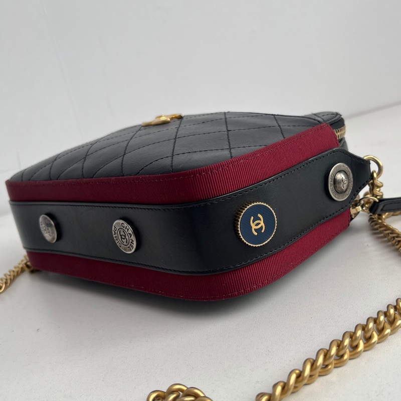 【近新閒置品】Chanel香奈兒26開黑金嬉皮徽章雙層斜挎鏈條相機包-7