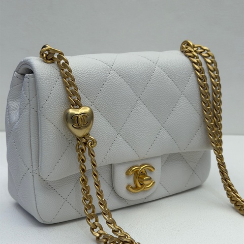 Chanel 白荔枝皮愛心調節釦包