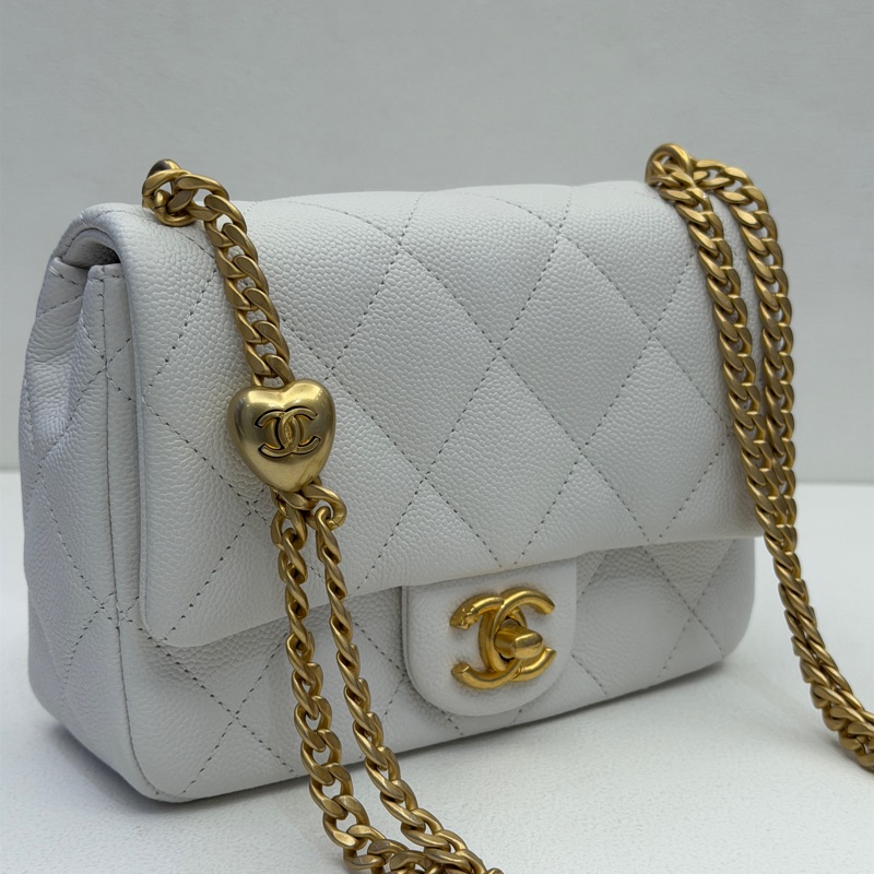 Chanel 白荔枝皮愛心調節釦包-0