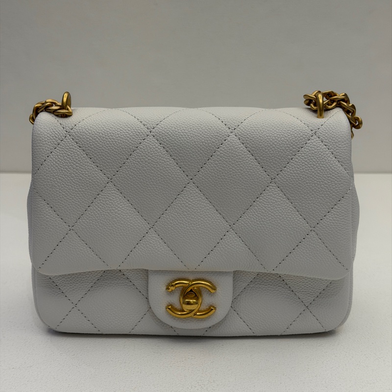 Chanel 白荔枝皮愛心調節釦包-1