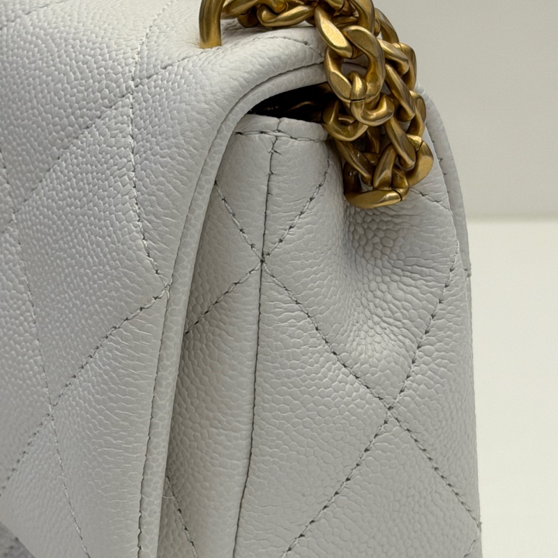 Chanel 白荔枝皮愛心調節釦包-2