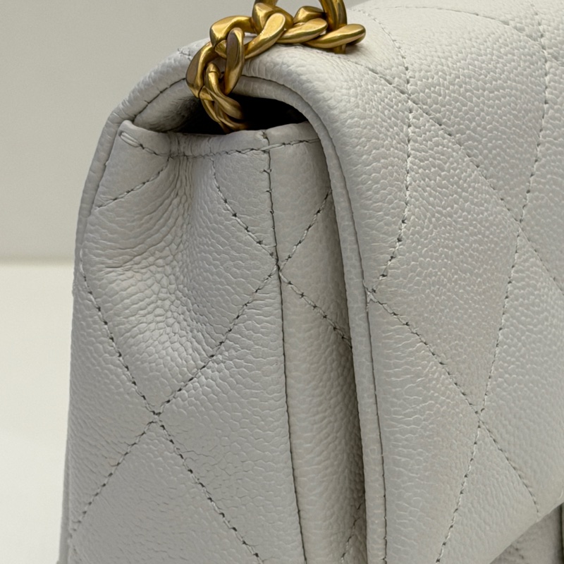 Chanel 白荔枝皮愛心調節釦包-3