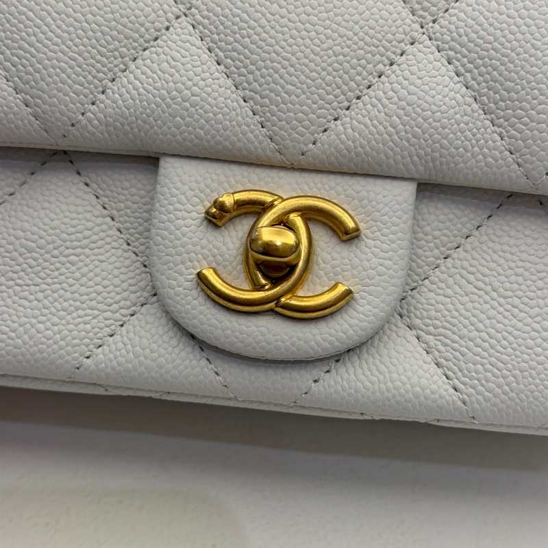 Chanel 白荔枝皮愛心調節釦包-6