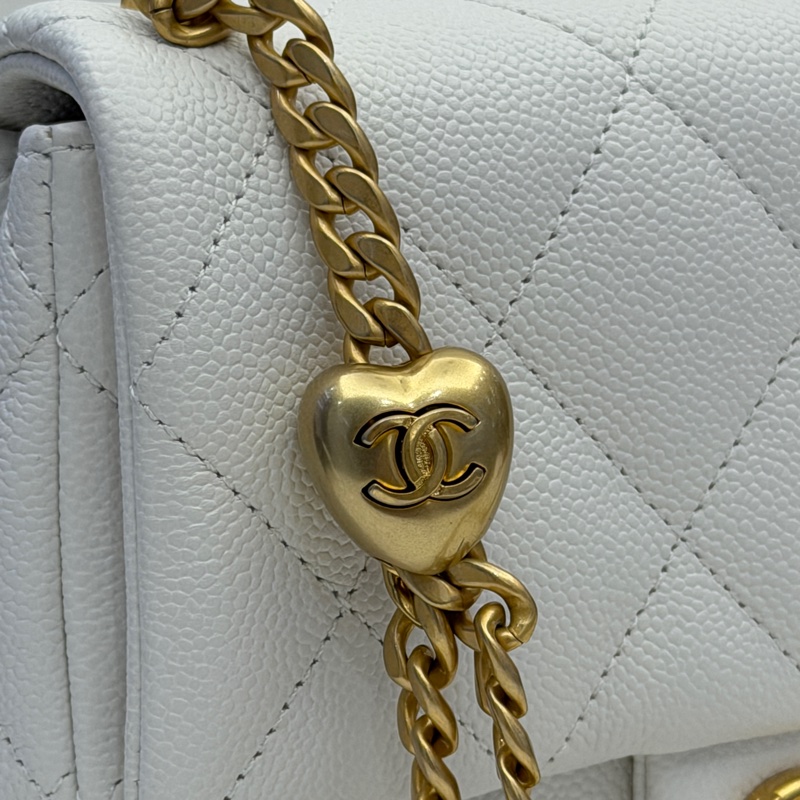 Chanel 白荔枝皮愛心調節釦包-7