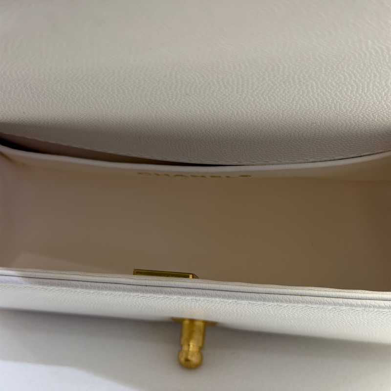 Chanel 白荔枝皮金色logo手把包-7