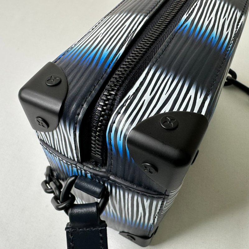 LV 全新Soft Trunk斜背箱包-9