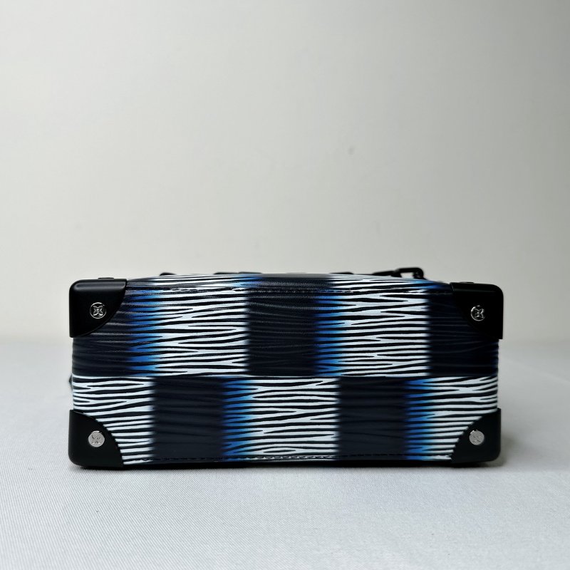 LV 全新Soft Trunk斜背箱包-10