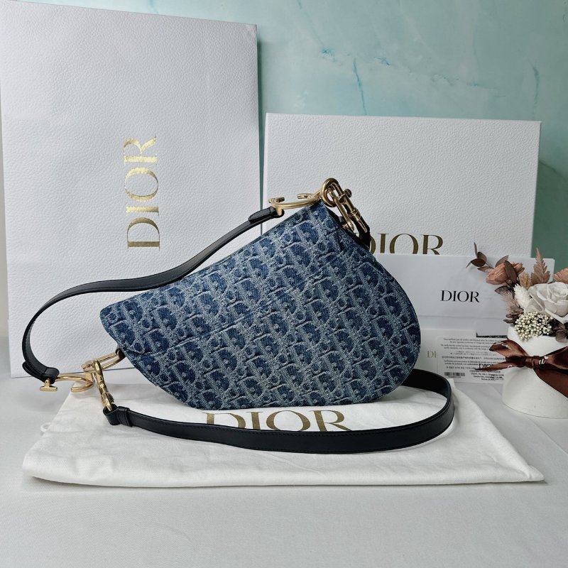 DIOR 全新Oblique刺繡單寧馬鞍包-1