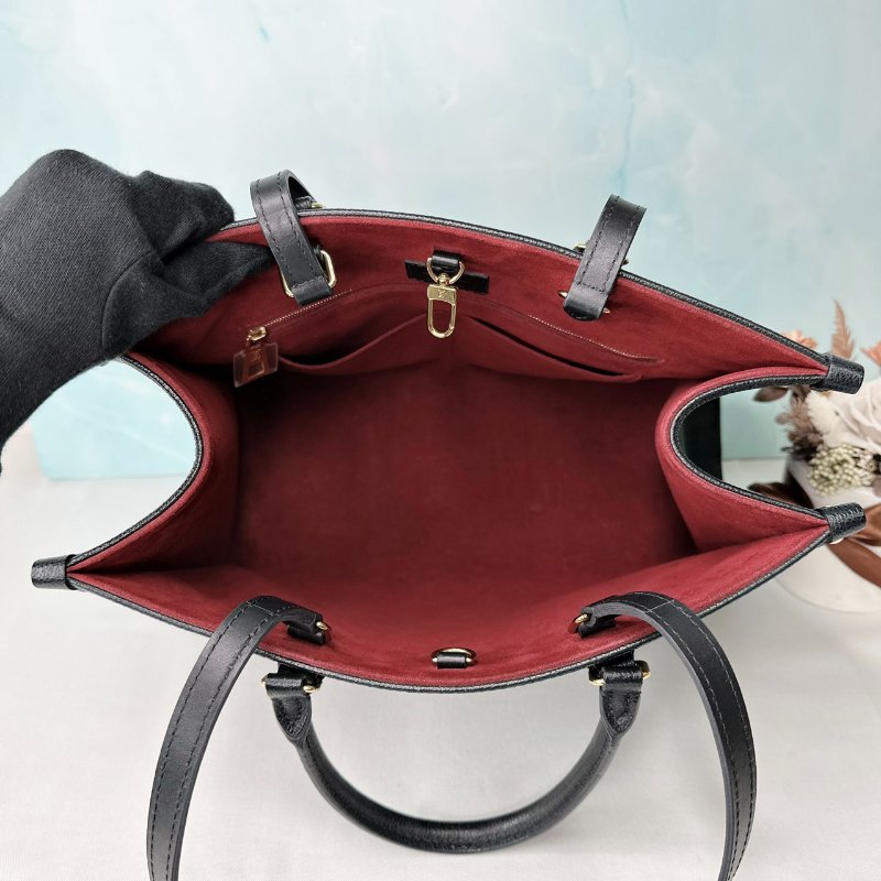 LV OnTheGo MM壓紋托特包-4