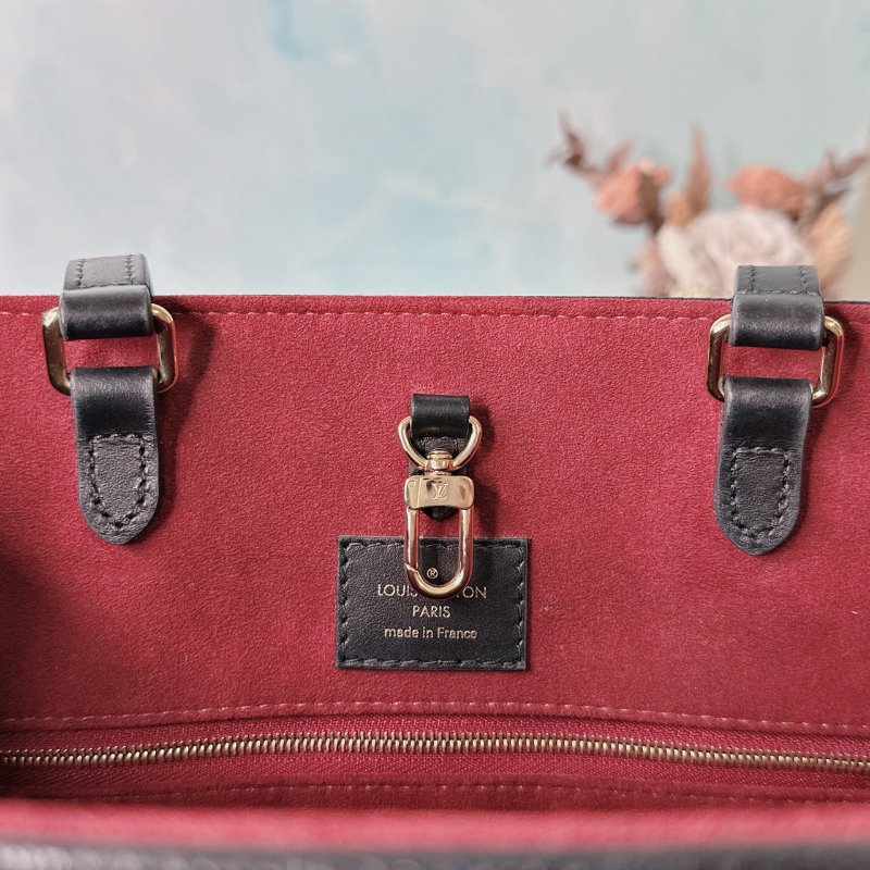 LV OnTheGo MM壓紋托特包-7