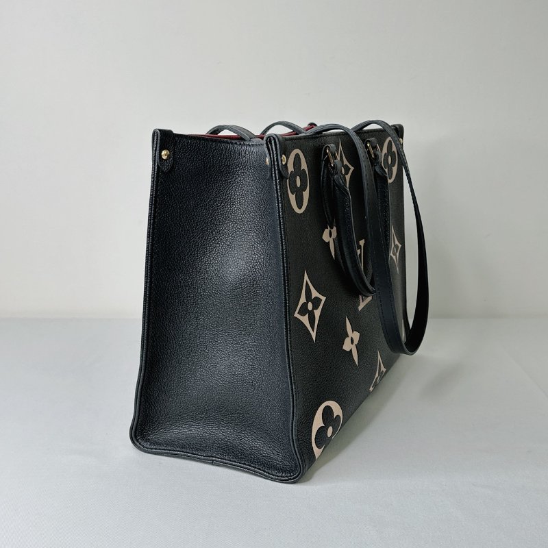 LV OnTheGo MM雙色壓紋托特包-5