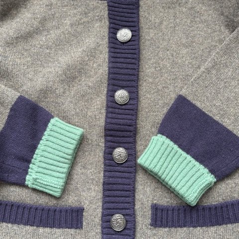 Chanel 三色 (灰色/海軍藍/Malachite 綠) 經典二口袋 cashmere開襟衫-12