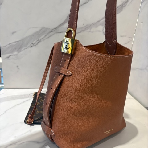 LV M5354 棕全皮鎖頭Hobo