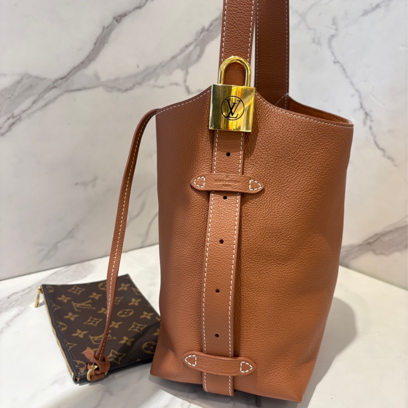 LV M5354 棕全皮鎖頭Hobo-1