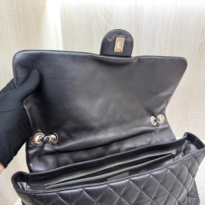 CHANEL黑色菱格紋羊皮銀釦下蓋雨衣兩用鏈包A48556-11