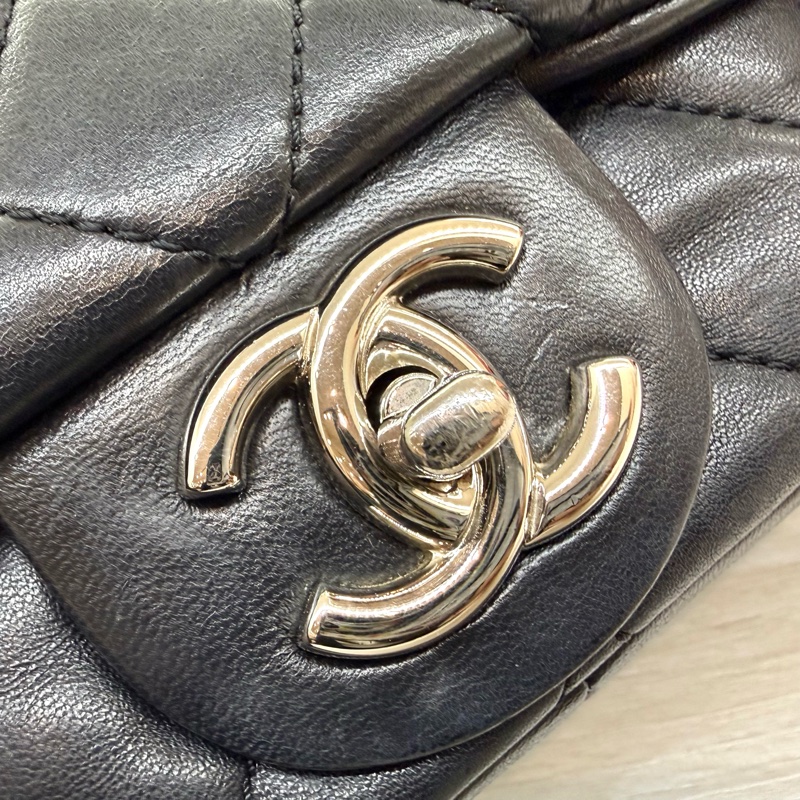 CHANEL黑色菱格紋羊皮銀釦下蓋雨衣兩用鏈包A48556-21