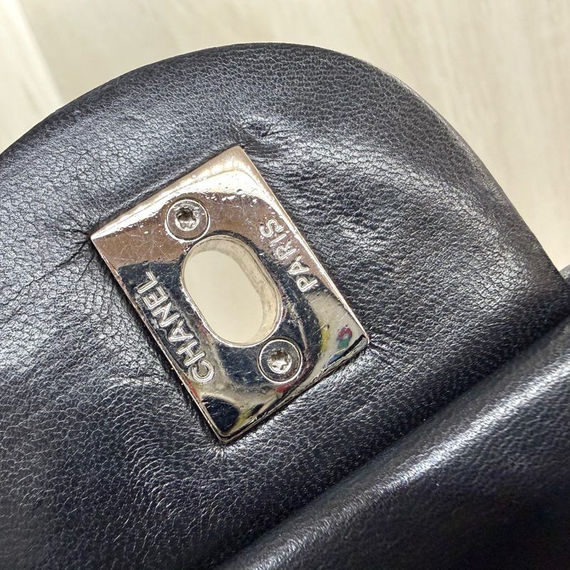 CHANEL黑色菱格紋羊皮銀釦下蓋雨衣兩用鏈包A48556-22