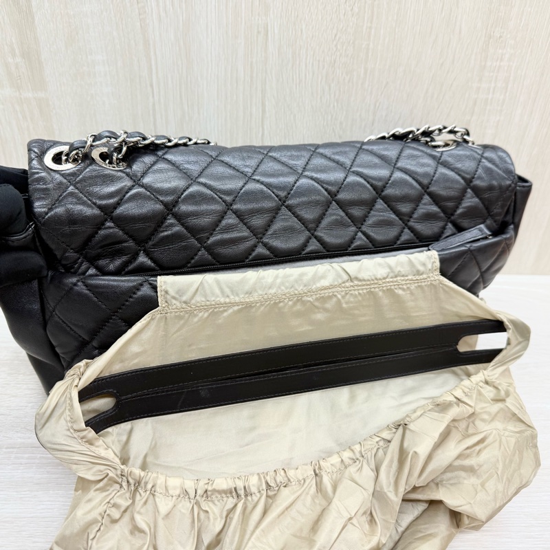 CHANEL黑色菱格紋羊皮銀釦下蓋雨衣兩用鏈包A48556-28