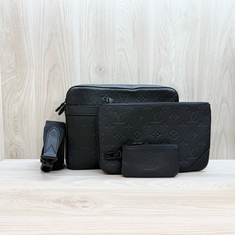 LV黑色牛皮壓紋Trio黑武士郵差包M46602-1