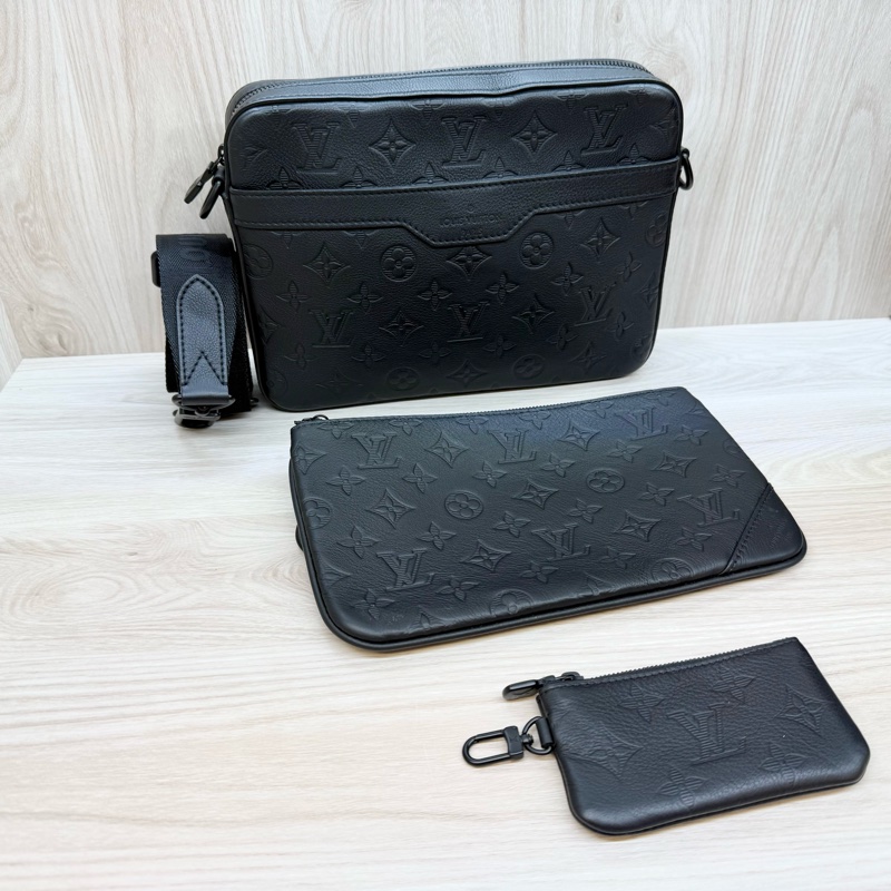 LV黑色牛皮壓紋Trio黑武士郵差包M46602-2