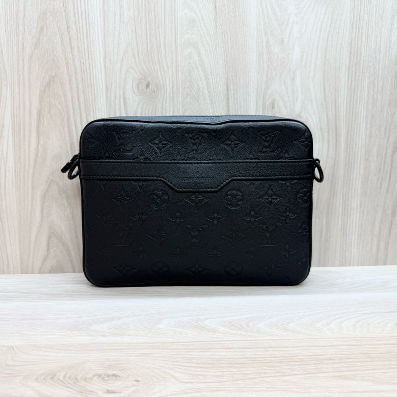 LV黑色牛皮壓紋Trio黑武士郵差包M46602-3