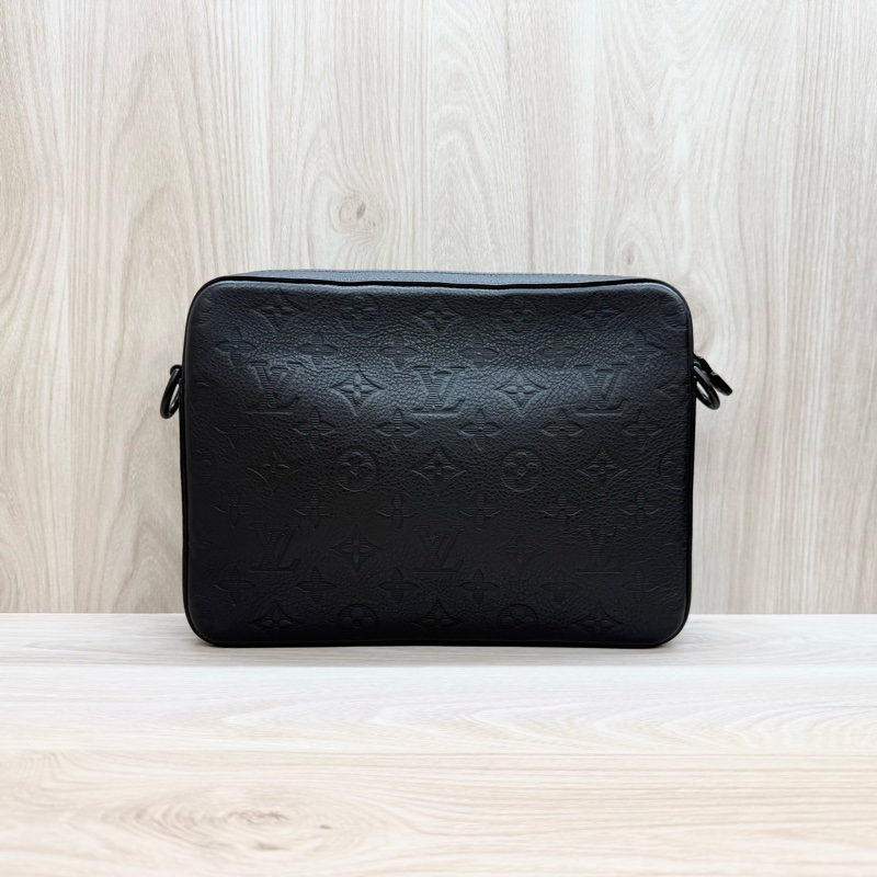 LV黑色牛皮壓紋Trio黑武士郵差包M46602-4