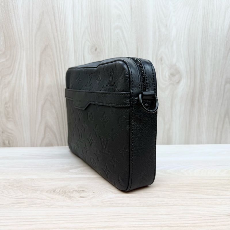 LV黑色牛皮壓紋Trio黑武士郵差包M46602-5