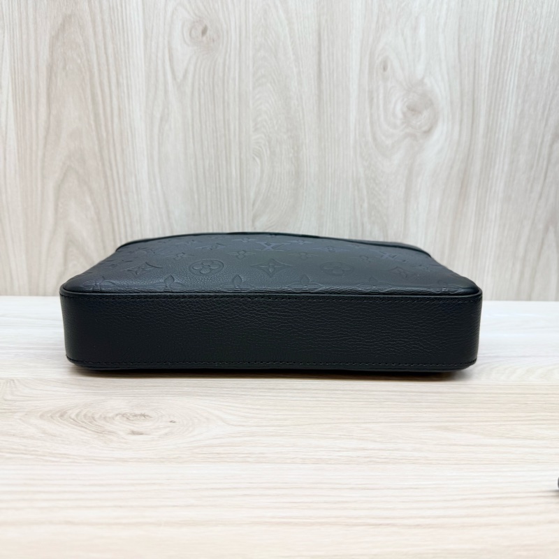 LV黑色牛皮壓紋Trio黑武士郵差包M46602-6