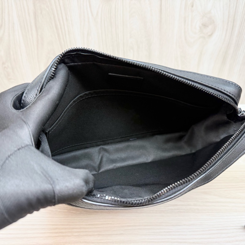 LV黑色牛皮壓紋Trio黑武士郵差包M46602-7