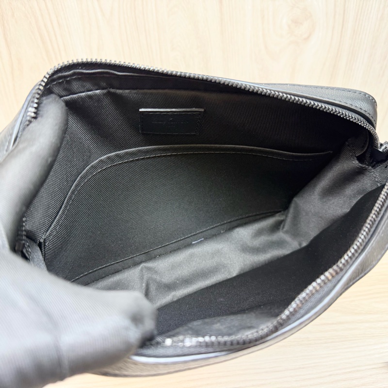 LV黑色牛皮壓紋Trio黑武士郵差包M46602-8