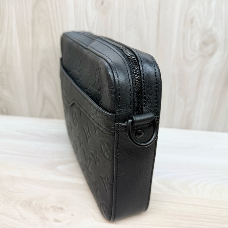 LV黑色牛皮壓紋Trio黑武士郵差包M46602-10