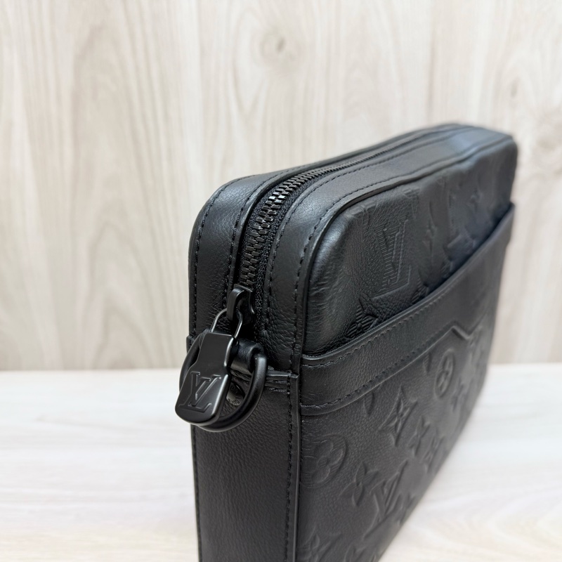 LV黑色牛皮壓紋Trio黑武士郵差包M46602-11